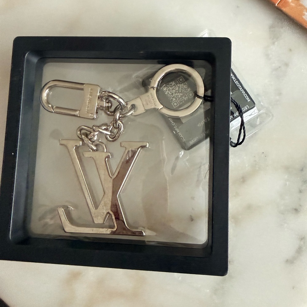 Louis Vuitton Silver Key Holder - Picture 3 of 3